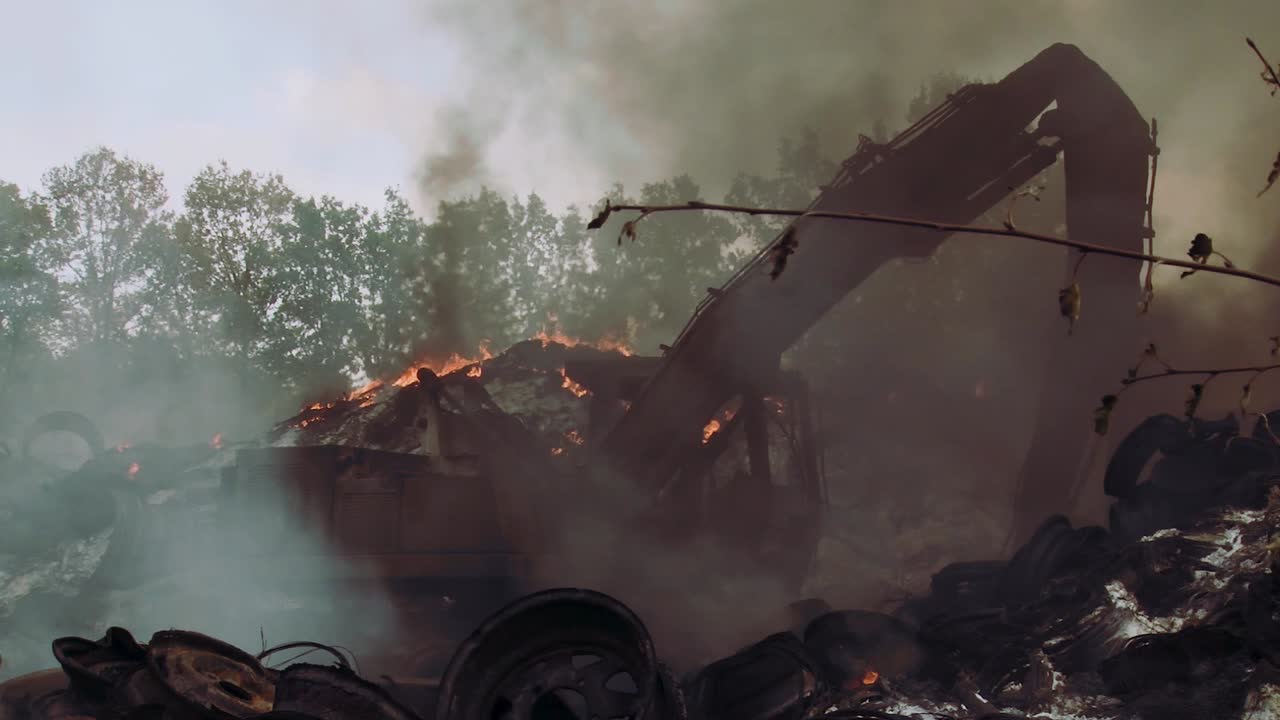 quema excavadora fondo neumático fuego