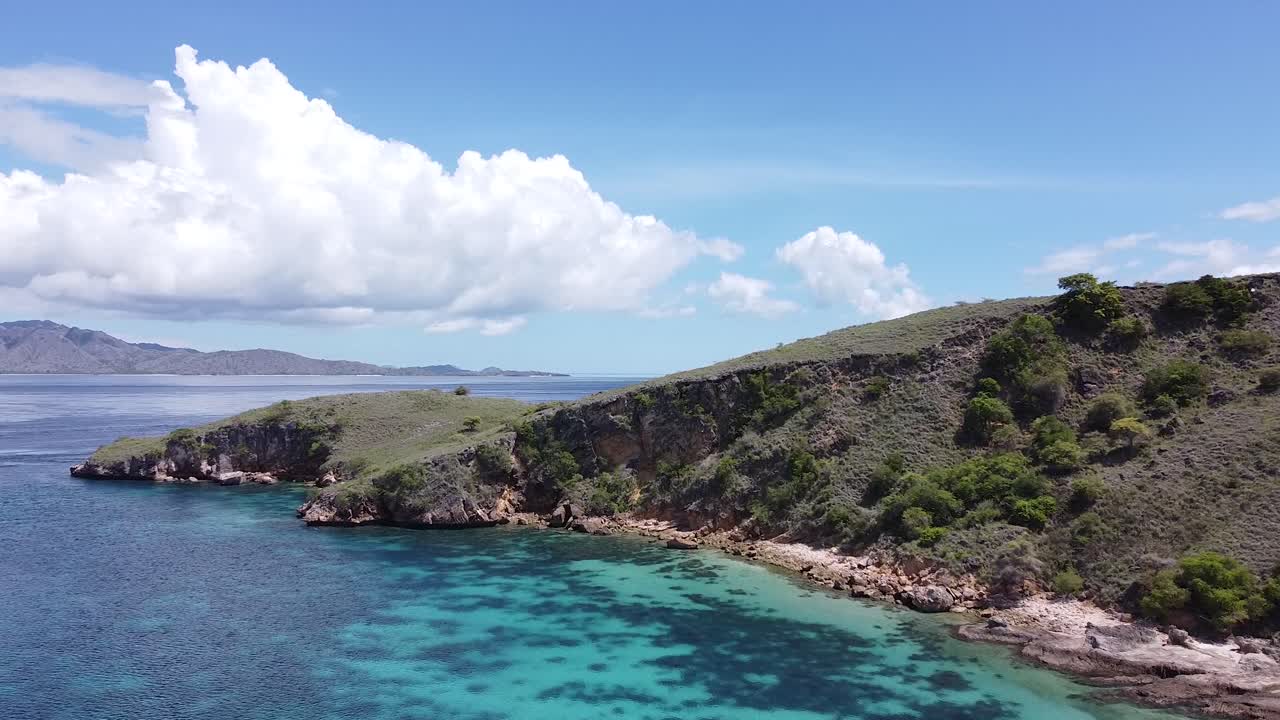 인도네시아의 열대 섬 위를 날아다니며