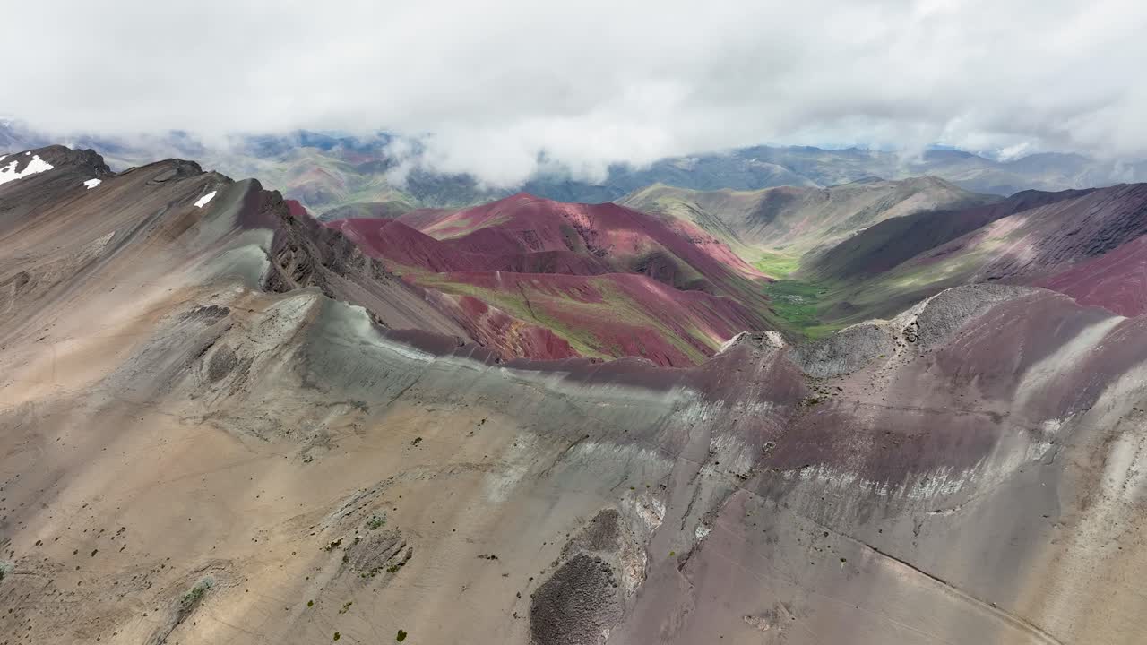 Veduta aerea da drone della Montagna Arcobaleno, Vinicunca, Regione di Cusco, Perù