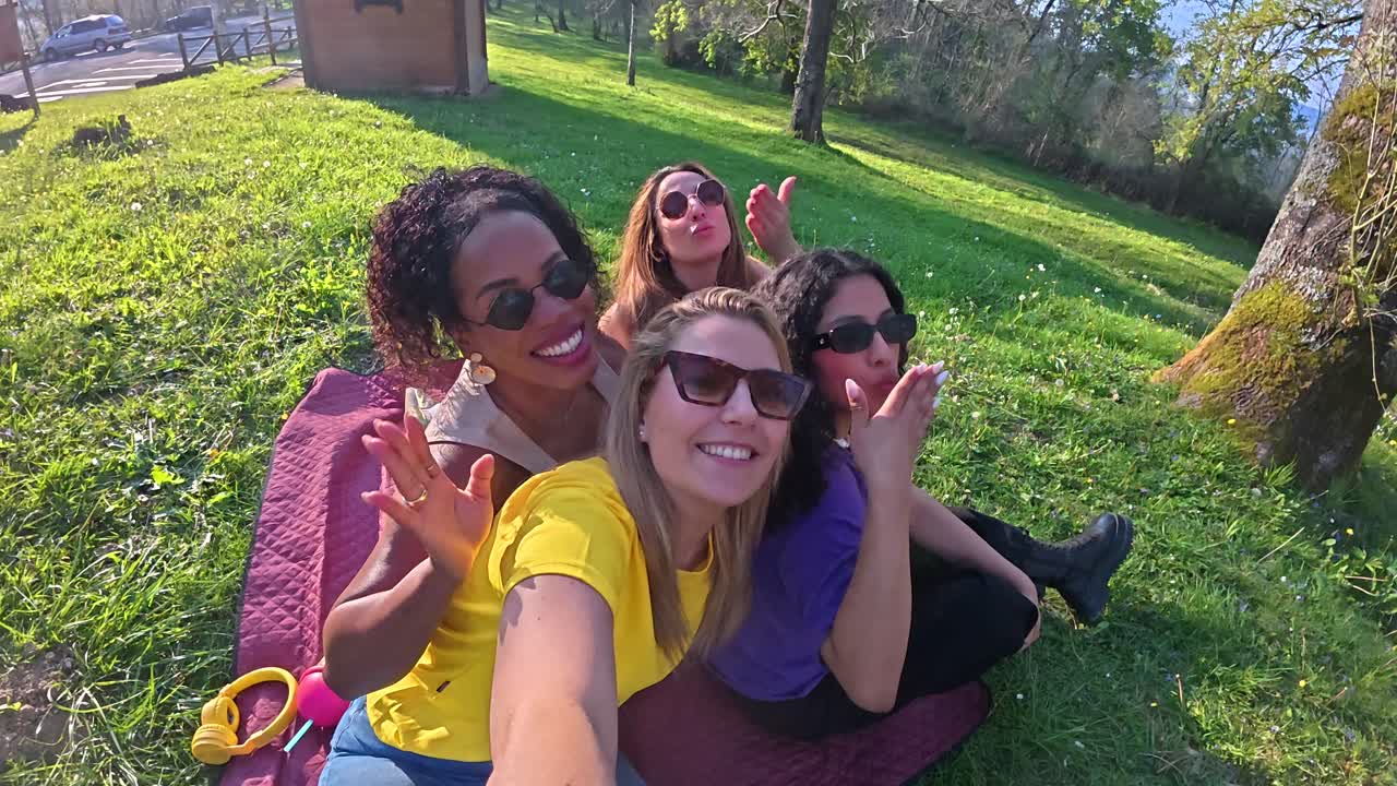 amigos disfrutando de un picnic en el parque