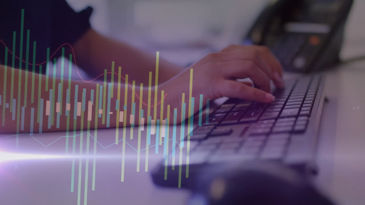 animación del procesamiento de datos financieros sobre la mujer caucásica utilizando computadora