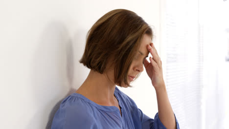 Woman-leaning-against-a-wall