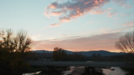 Nubes-Iluminadas-Por-Colores-Deslumbrantes-Desde-La-Puesta-De-Sol-En-La-España-Rural,-Panorámica-A-La-Derecha