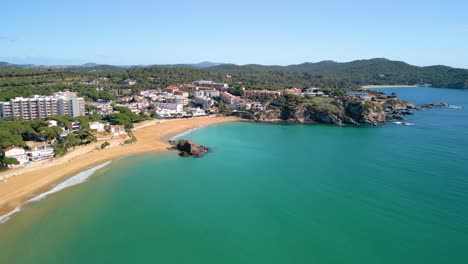 las perspectivas aéreas de la fosca revelan los opulentos resorts y villas frente a la playa que atienden a los viajeros de élite que buscan comodidad y servicio sin igual.