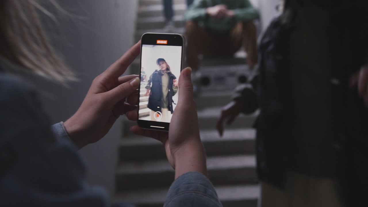 joven bailando para el video