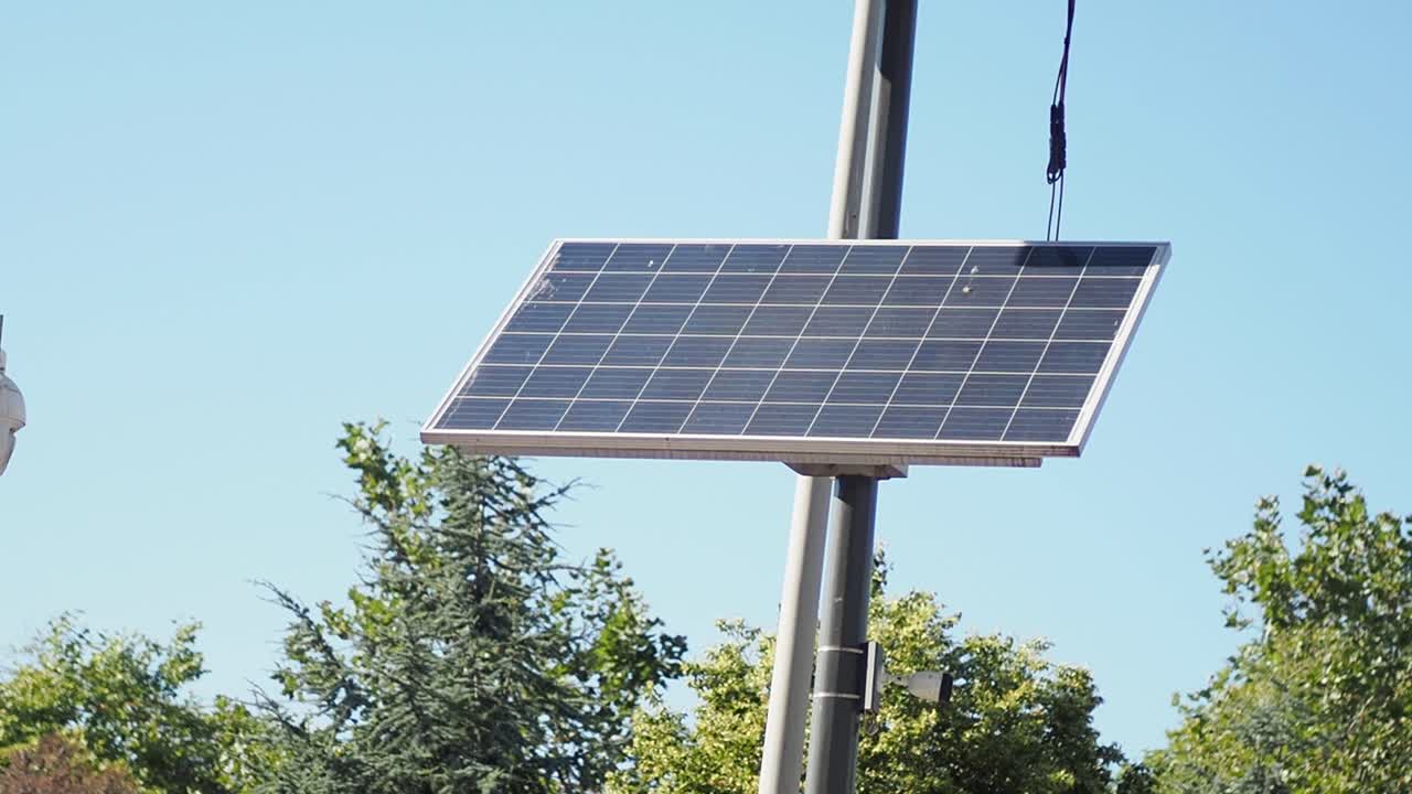 panel solar en un poste de luz de la calle