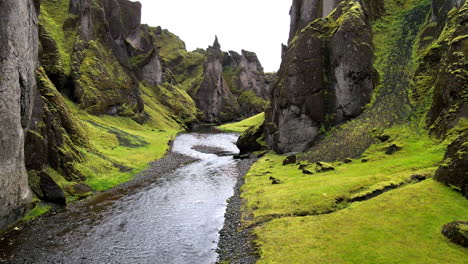 Niedriger-Flug-über-Den-Fluss-Auf-Der-Fjadrargljufur-schlucht,-In-Island