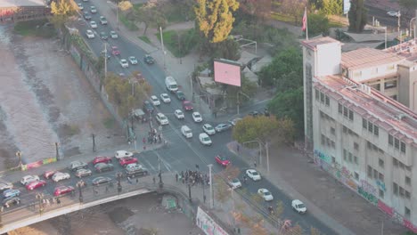 Santiago-De-Chile-Esquina-Calle-Cámara-Lenta-Personas-Y-Autos