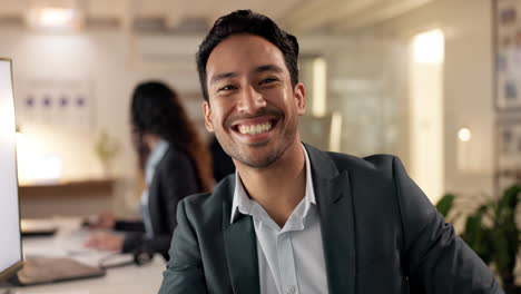 feliz, hombre de negocios y trabajando en la computadora