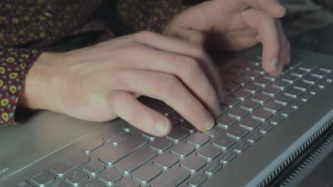 manos escribiendo en un teclado portátil