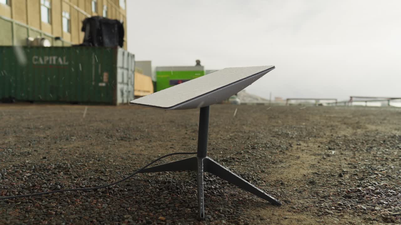 antena parabólica en el suelo en la ciudad del norte