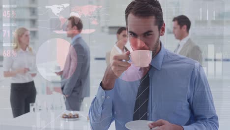 animación del procesamiento de datos sobre diversas personas de negocios