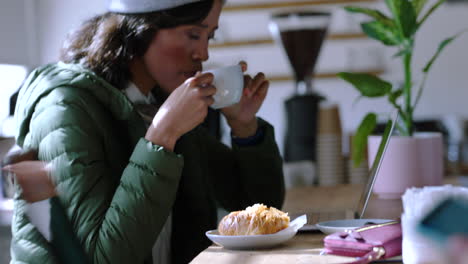 Cafetería,-Mañana-Y-Beber-Té-De-Una-Mujer