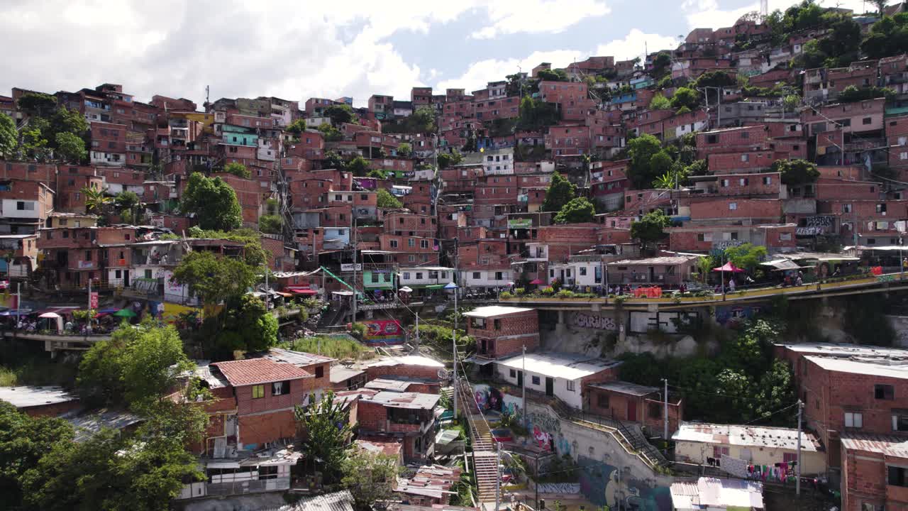 cascadas de casas en la colina en la comuna 13, un testimonio de la vibrante comunidad de medellín.