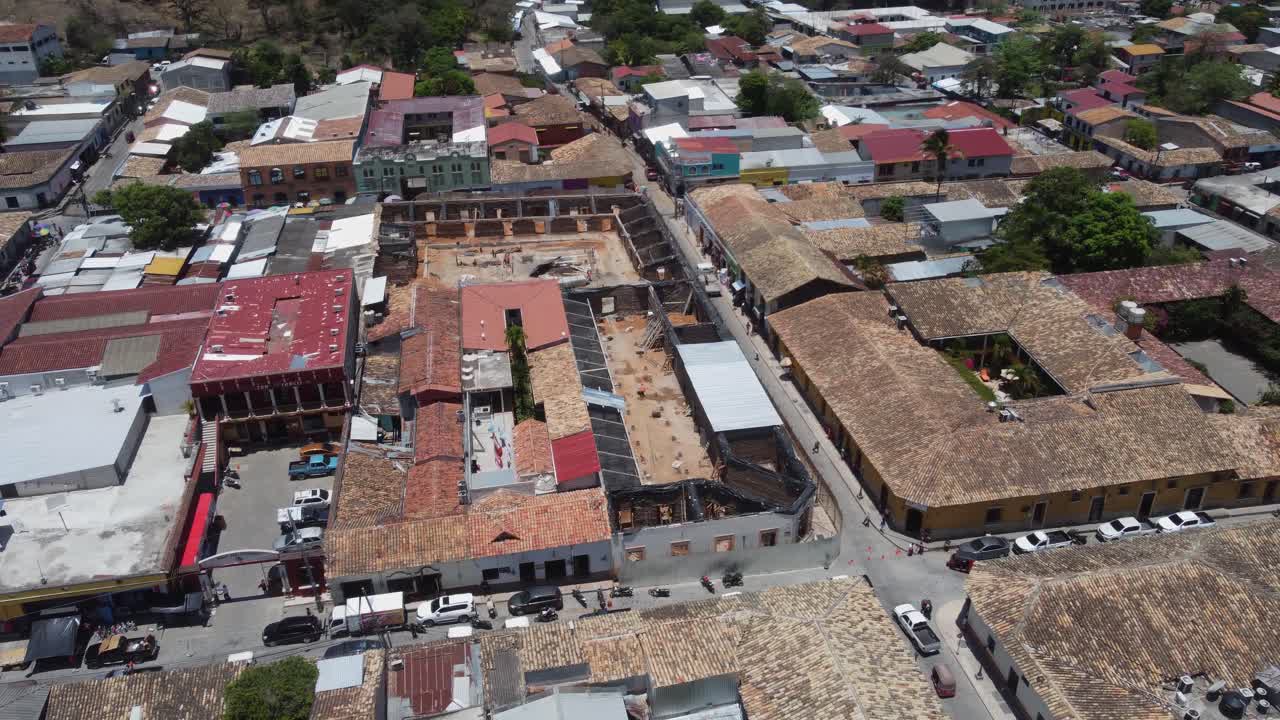 aerial: techos y tráfico callejero en la pequeña ciudad de gracias, honduras