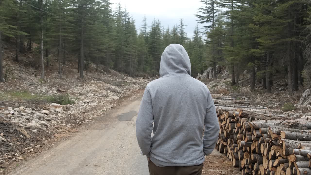 젊은 남자 정글 스포츠