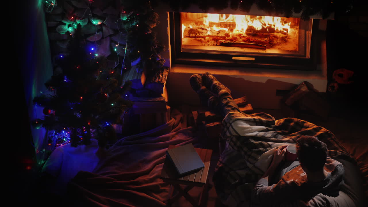 차 아슈카와 함께 벽난로 옆에서 쉬고 있는 청년의 상위 뷰