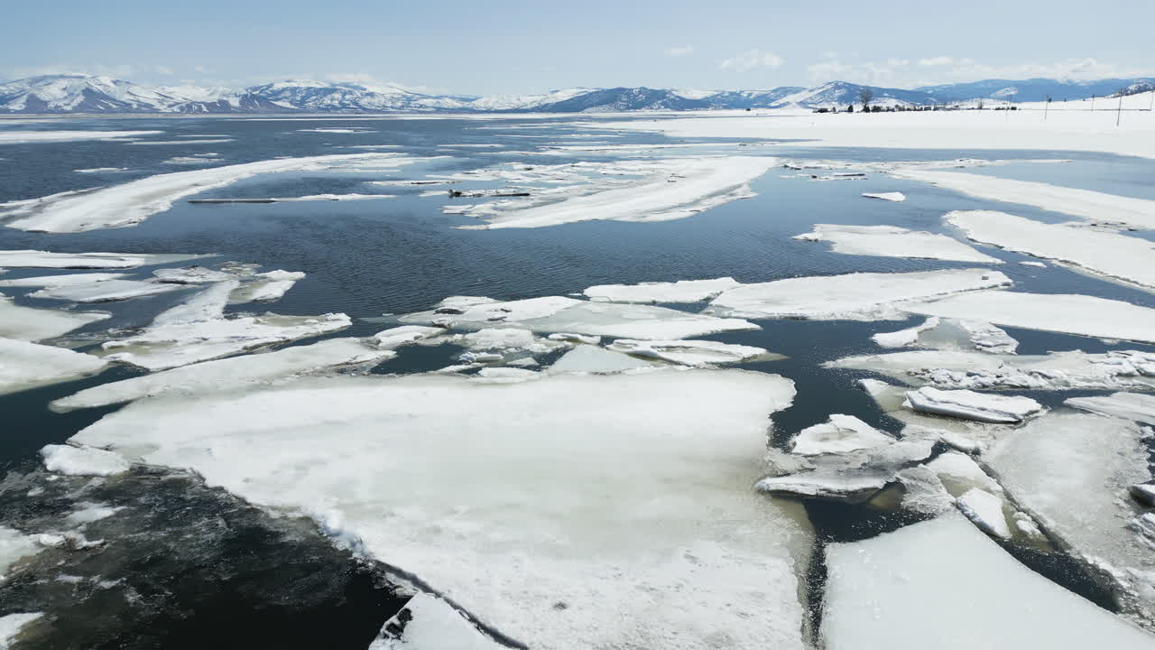 Filmato drone della Sierra Valley: la valle allagata in inverno e coperta di ghiaccio e acqua.
