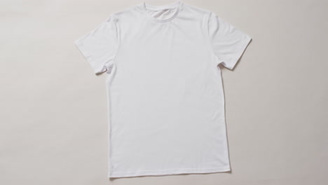 vídeo de una camiseta blanca con espacio de copia sobre un fondo blanco