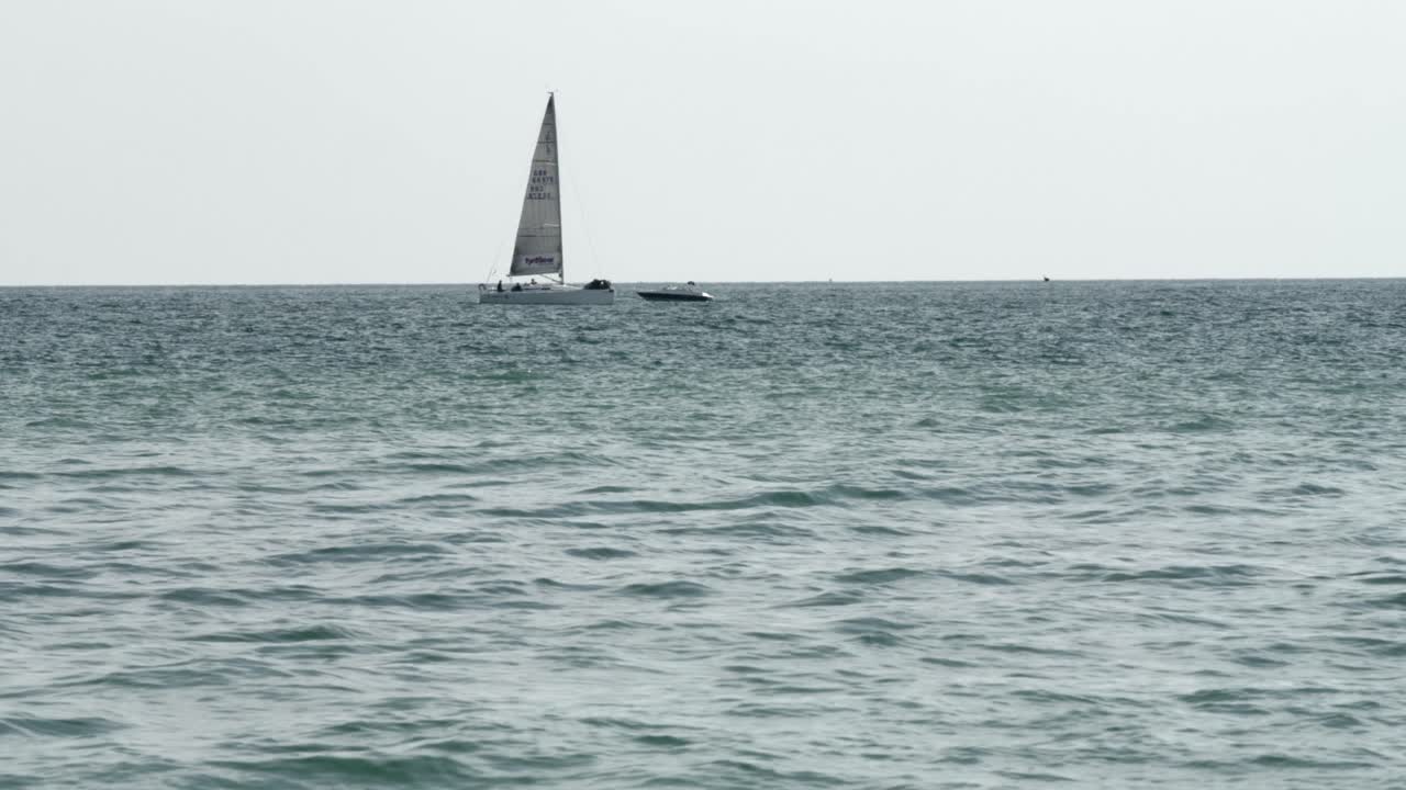 바다에서 항해하는 요트