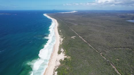 Panorámica-De-Los-Campamentos-De-Mungo-Brush-Cerca-Del-Parque-Nacional-Myall-Lakes-En-Nueva-Gales-Del-Sur,-Australia