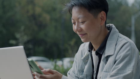 mujer joven que trabaja al aire libre
