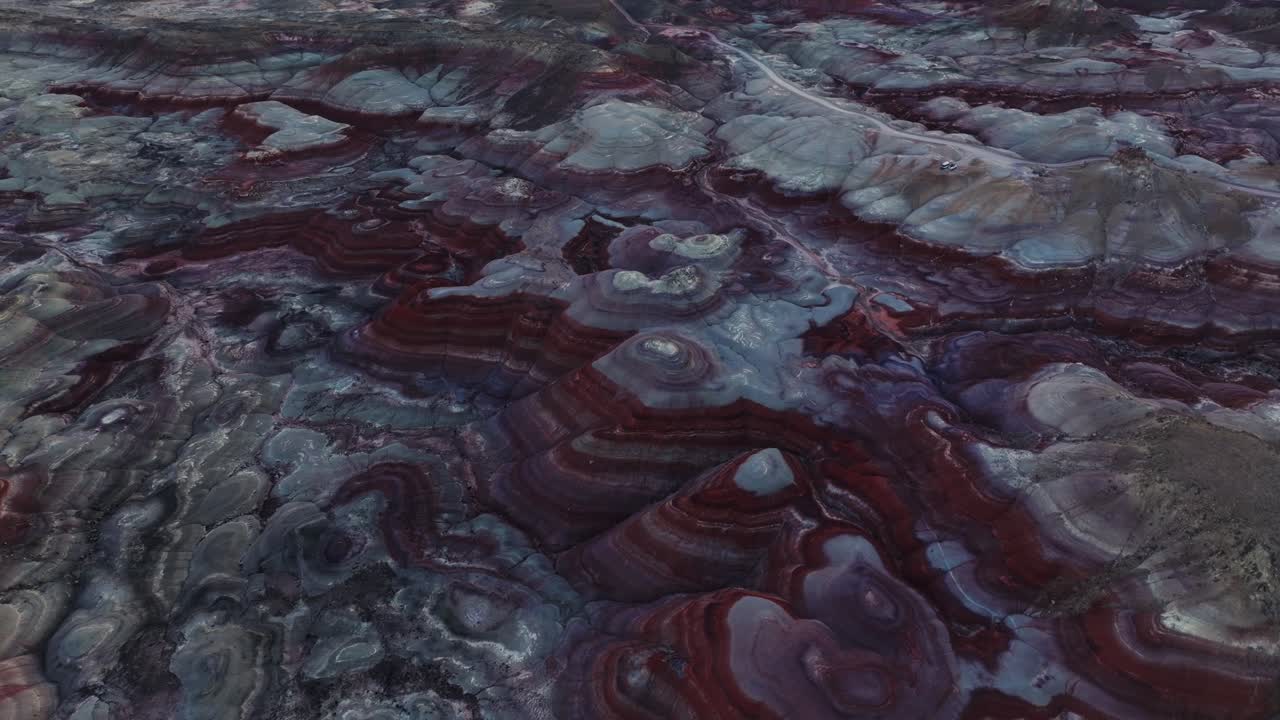 벤토나이트 언덕 위를 날아다니며 기묘하고 독특한 풍경