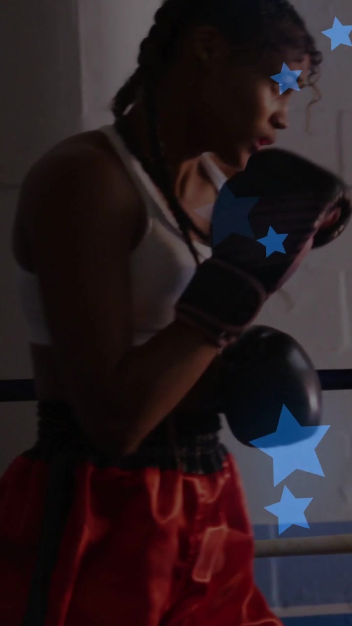 Pugile donna che cambia guardia e si muove a destra su indicazione dell'allenamento di boxe, con grafiche a stella blu che appaiono.