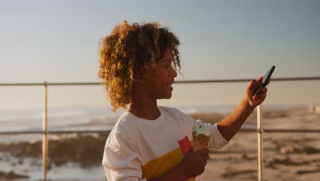 Niño-Con-Un-Helado-Usando-El-Teléfono