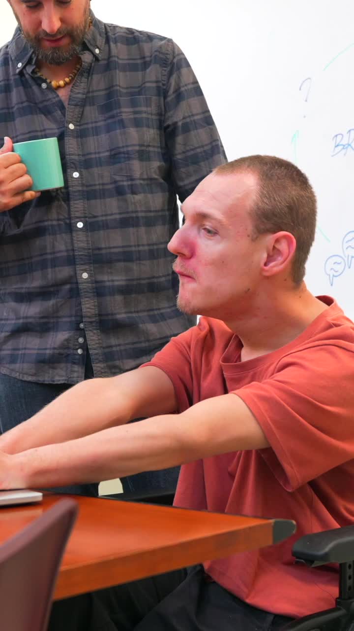 gente trabajando con una laptop