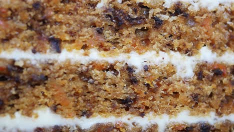 primer plano de un pastel de zanahorias en capas