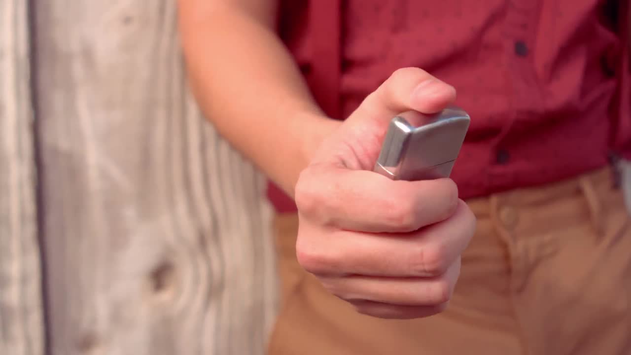 hipster jugando con su encendedor