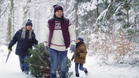 Drei-Generationen-Der-Familie-Haben-Den-Perfekten-Weihnachtsbaum-Gefunden