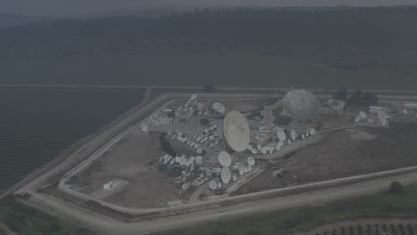 vista aérea de la instalación de comunicaciones por satélite