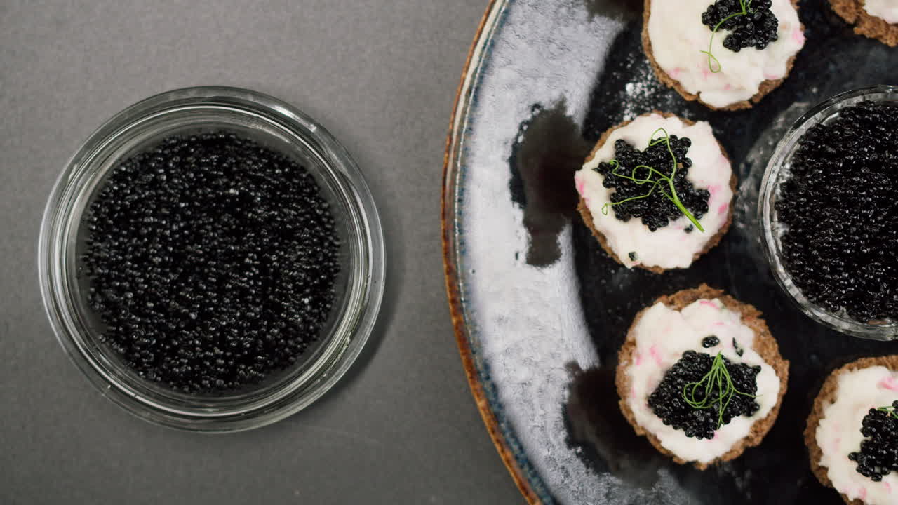 Servindo Caviar Preto e Canapés Gourmet com uma Colher