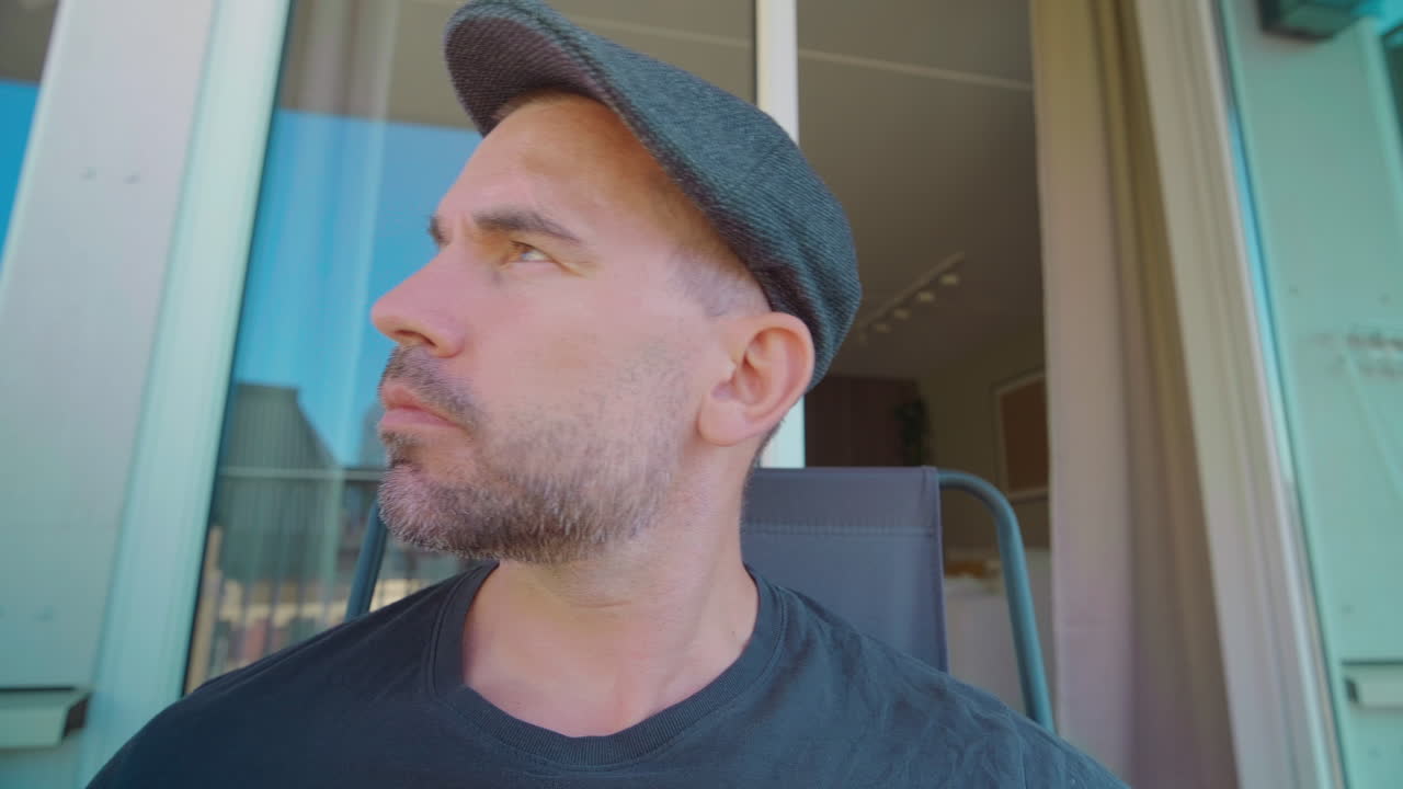 cerca del hombre sentado y bebiendo una taza de café