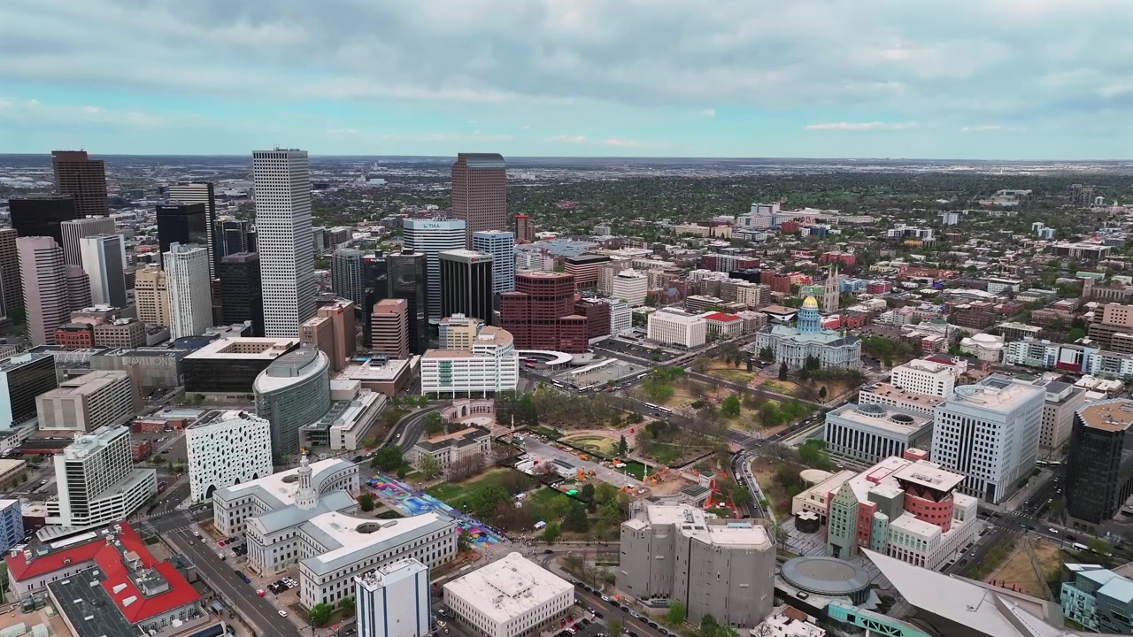 Công viên Civic Center, Đồi Capitol, Công viên Liberty, các tòa nhà văn phòng chọc trời, khu Downtown Lodo, thành phố Denver Colorado, máy bay không người lái trên không, các tòa nhà Capitol, cảnh quan thành phố, bầu trời xanh nhiều mây mùa xuân, ô tô di chuyển, lia máy lên phía trước