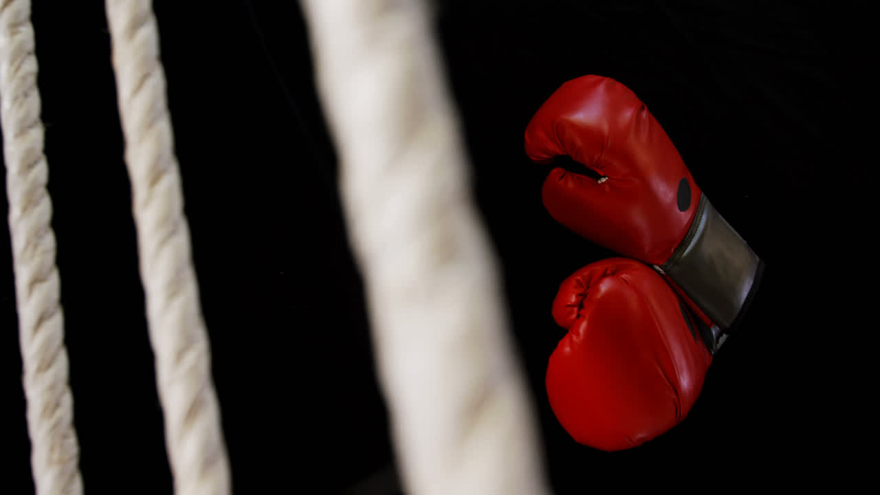 guantes de boxeo en el ring