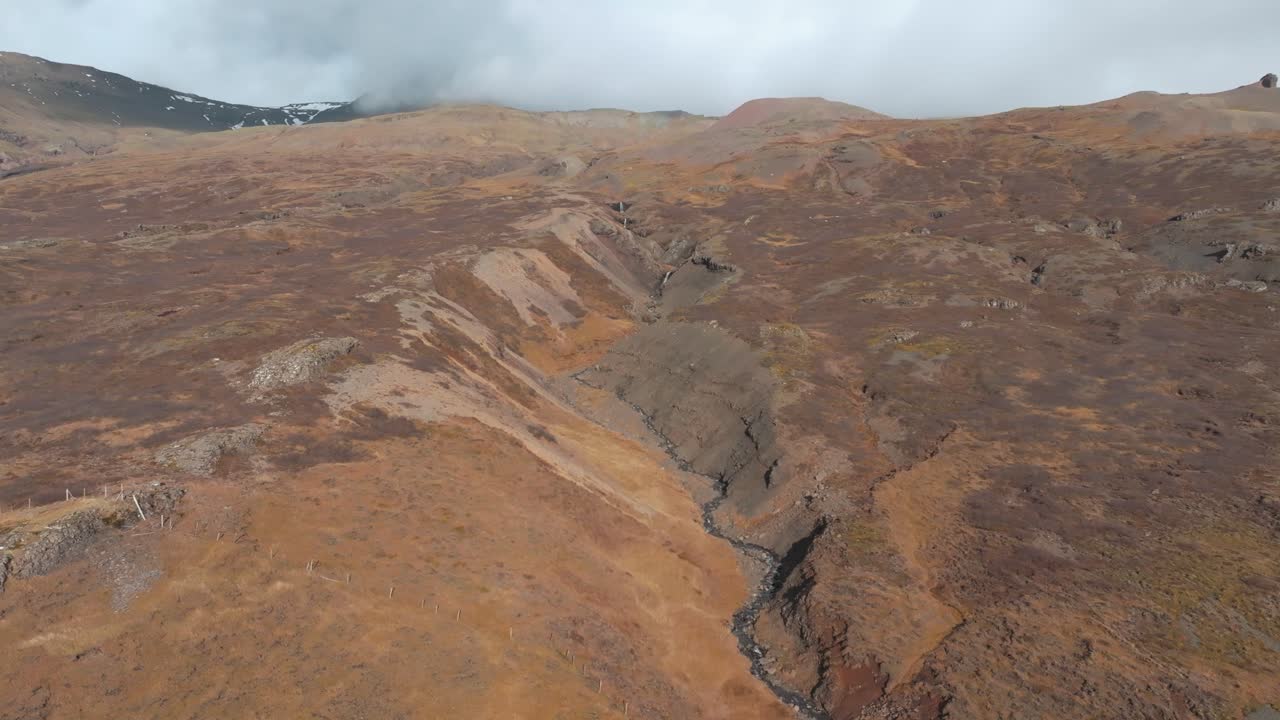 vapor tallando un valle por una montaña en islandia - empujón aéreo en aproximación
