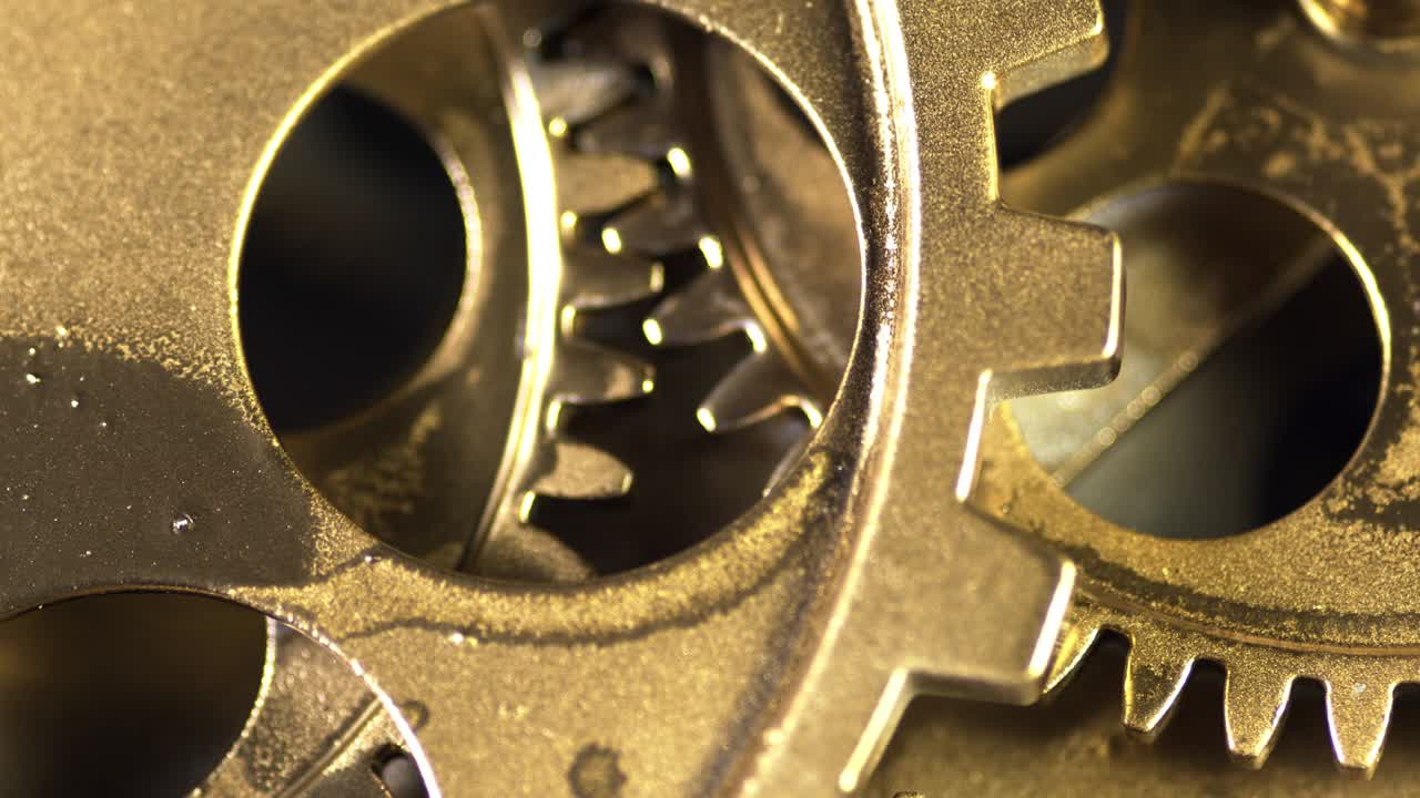vecchi ingranaggi d'oro che girano nel meccanismo di lavoro