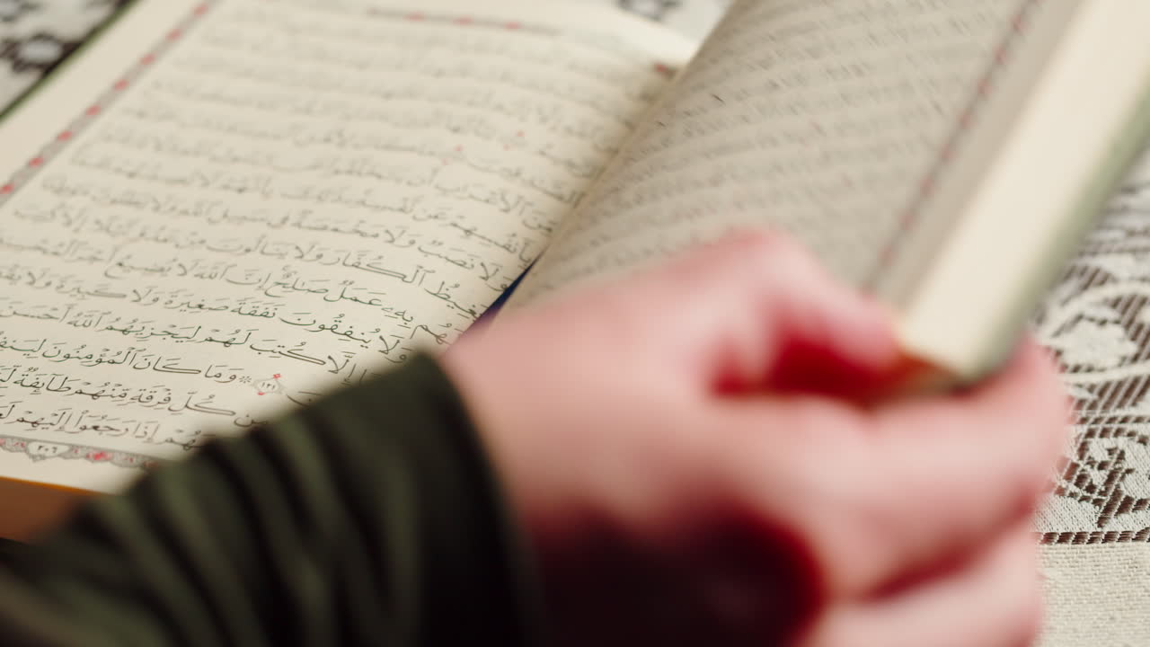 Primo piano del libro del Corano, preghiera, religione islamica. Festività religiosa del Ramadan, mese sacro. Culto, preghiera tradizionale a Dio.