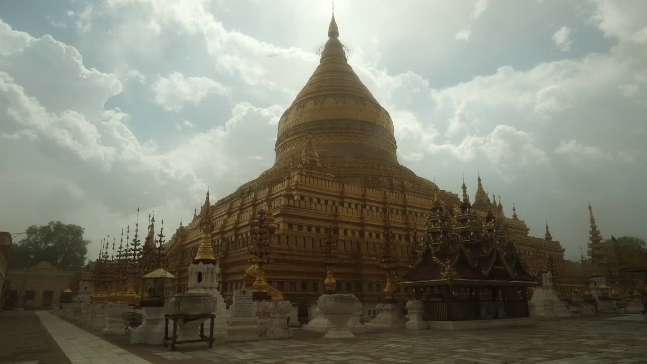 Un tempio storico a Bagan, Myanmar, durante una piccola tempesta di sabbia