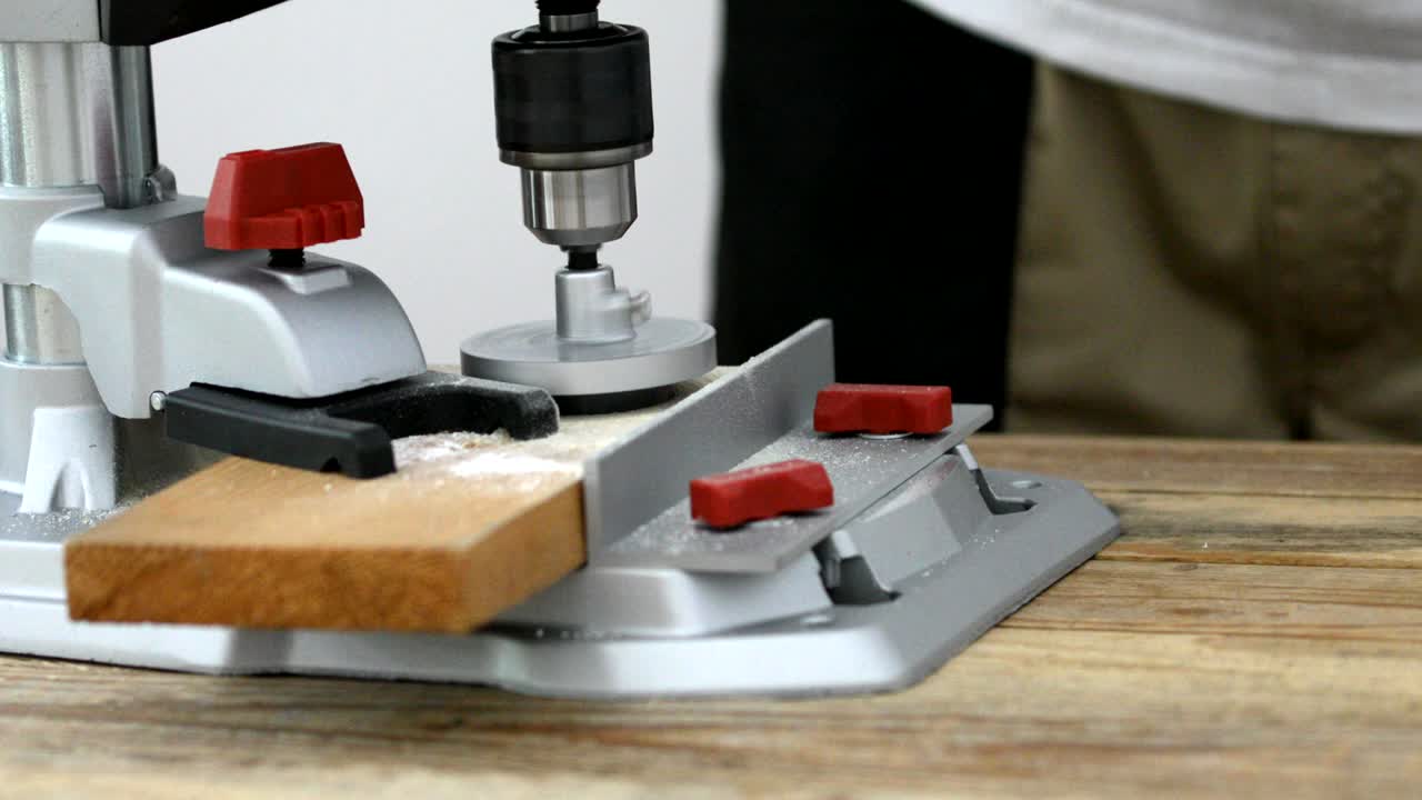 perforación de sierra de agujero circular en acción, primer plano