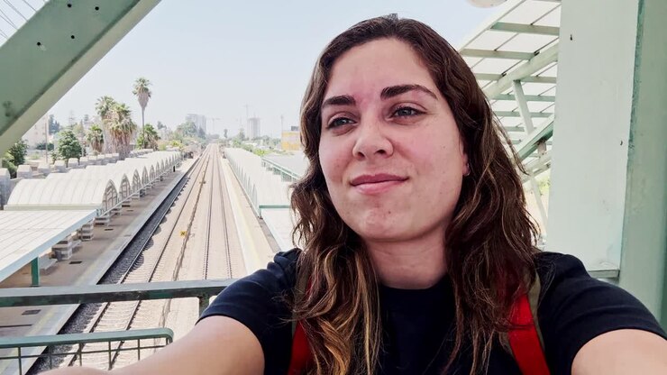 Influencer donna che scatta un selfie di viaggio per i social