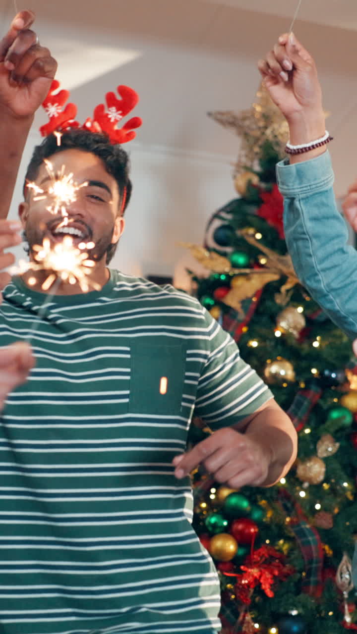 Uomo felice con corna di renna che festeggia il Natale con stelle filanti