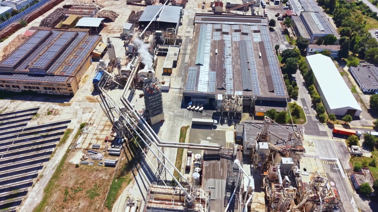 Area industriale urbana che mostra fabbriche e pannelli solari a mezzogiorno