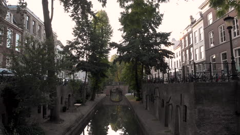 Antenne-Am-Frühen-Morgen-Kanalblick-Auf-Die-Nieuwe-Gracht-In-Der-Mittelalterlichen-Niederländischen-Stadt-Utrecht-Bei-Sonnenaufgang-Zwischen-Den-Bäumen,-Die-Sich-Auf-Dem-Niedrigen-Kai-Befinden