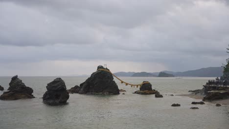 Santuario-Futami-Y-Meoto-Iwa,-Toma-De-Establecimiento-De-La-Mañana-De-Marea-Baja