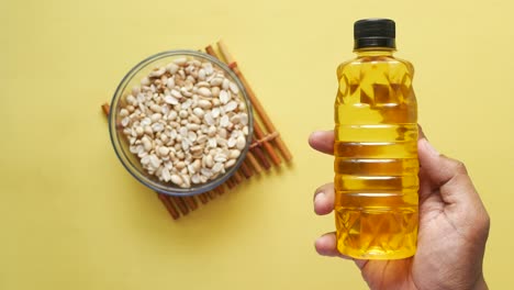 vista aérea de cacahuetes y aceites en un recipiente ,