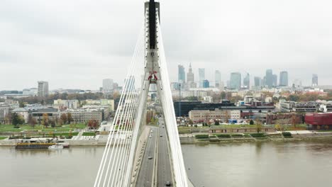 Vista-Aérea-Del-Puente-Colgante-Con-El-Paisaje-Urbano-De-Varsovia,-Capital-De-Polonia